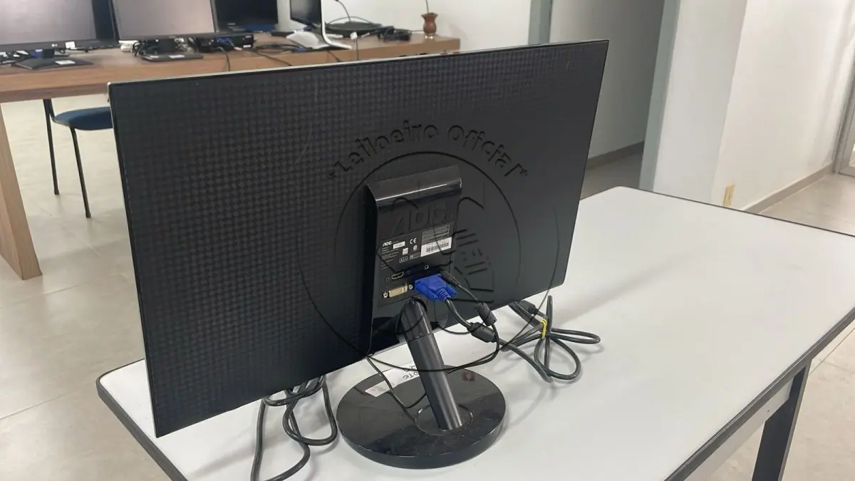 LOTE 025 - Monitor AOC 23" Fino