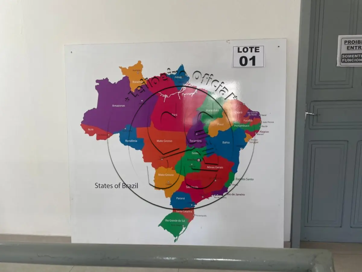 LOTE 001 - Mapa do Brasil colorido (aprox.: 1,5mx1,5)