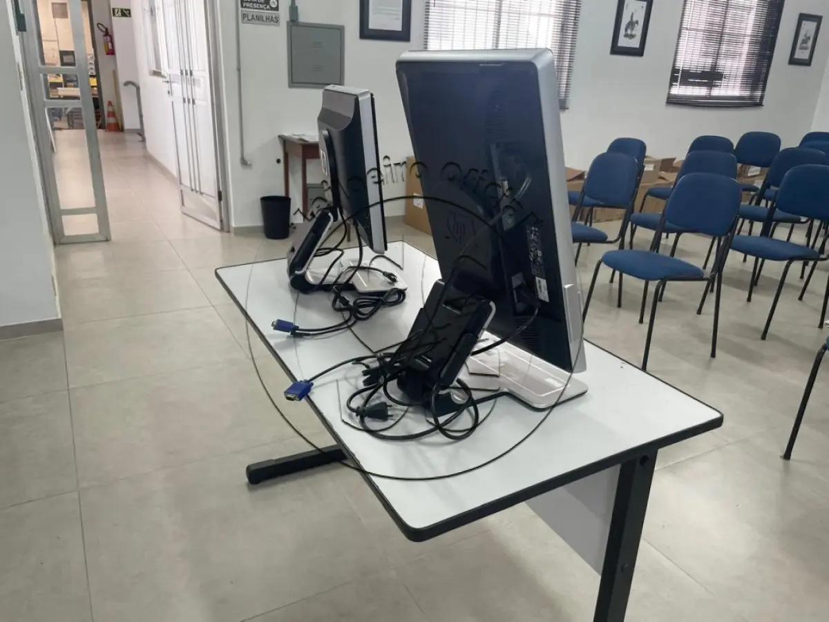 LOTE 030 - Dois Monitores HP 22" W2207H