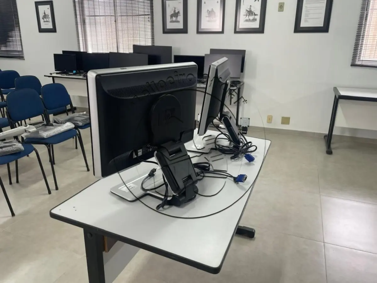 LOTE 030 - Dois Monitores HP 22" W2207H