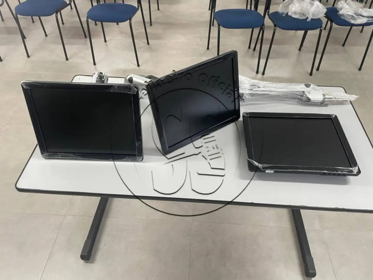 LOTE 035 - Três Monitores tela 15" com suporte