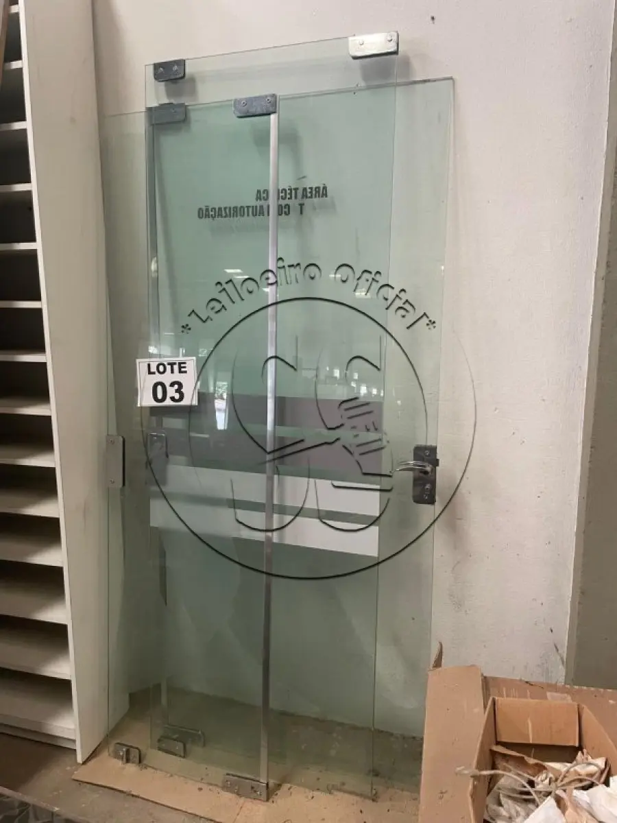 LOTE 003 - Porta de vidro.  Suporte de vidro .