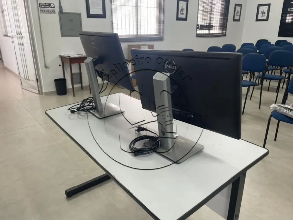 LOTE 029 - Dois Monitores Dell 23" e Dois Suportes Dell para dois monitores
