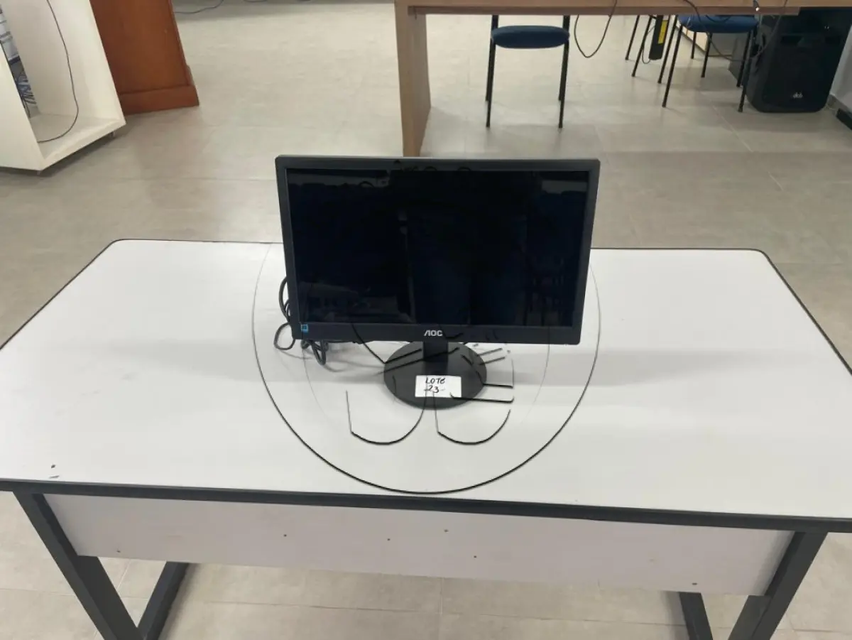 LOTE 023 - Um Monitor AOC 15,6"