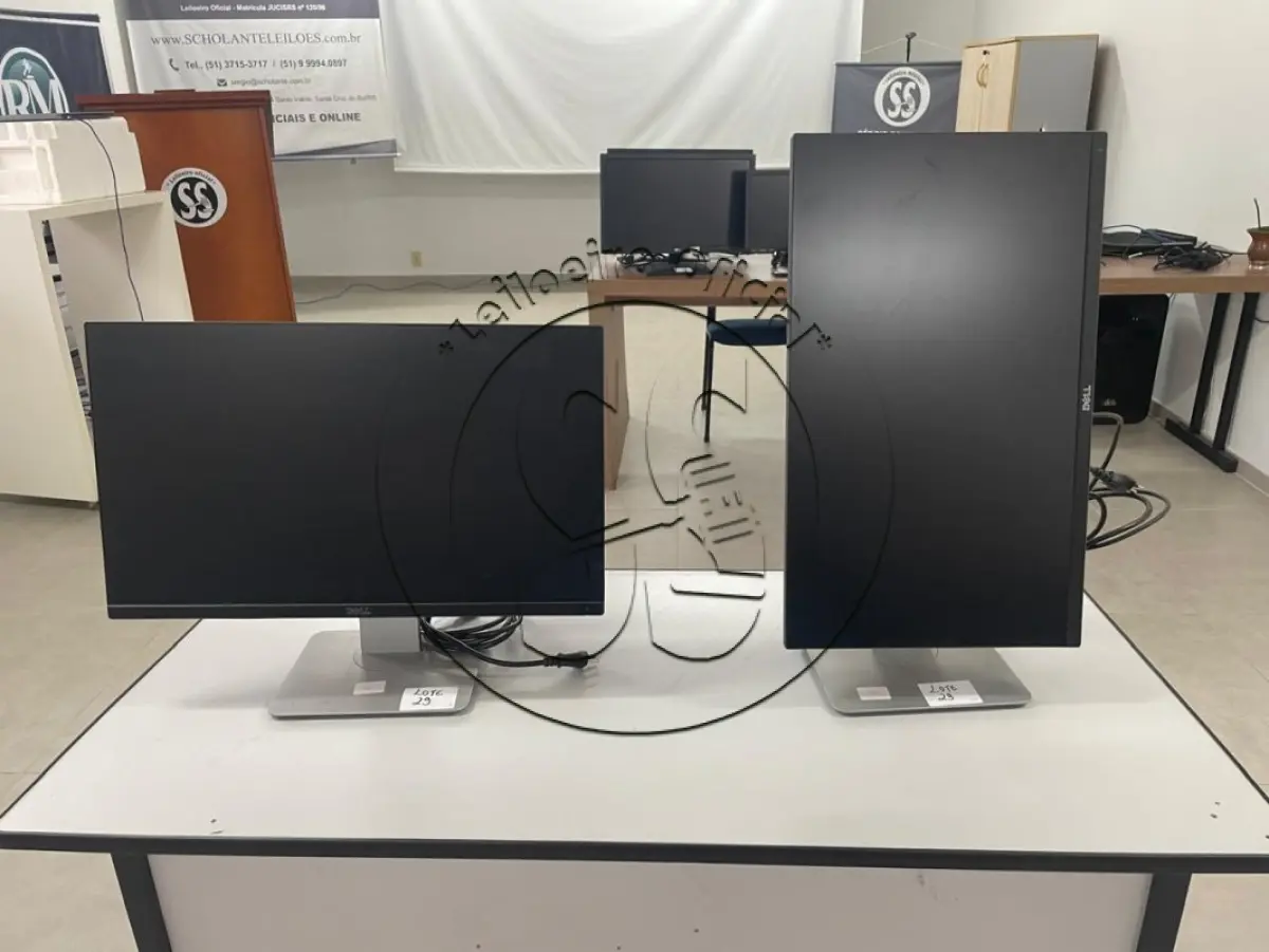 LOTE 029 - Dois Monitores Dell 23" e Dois Suportes Dell para dois monitores