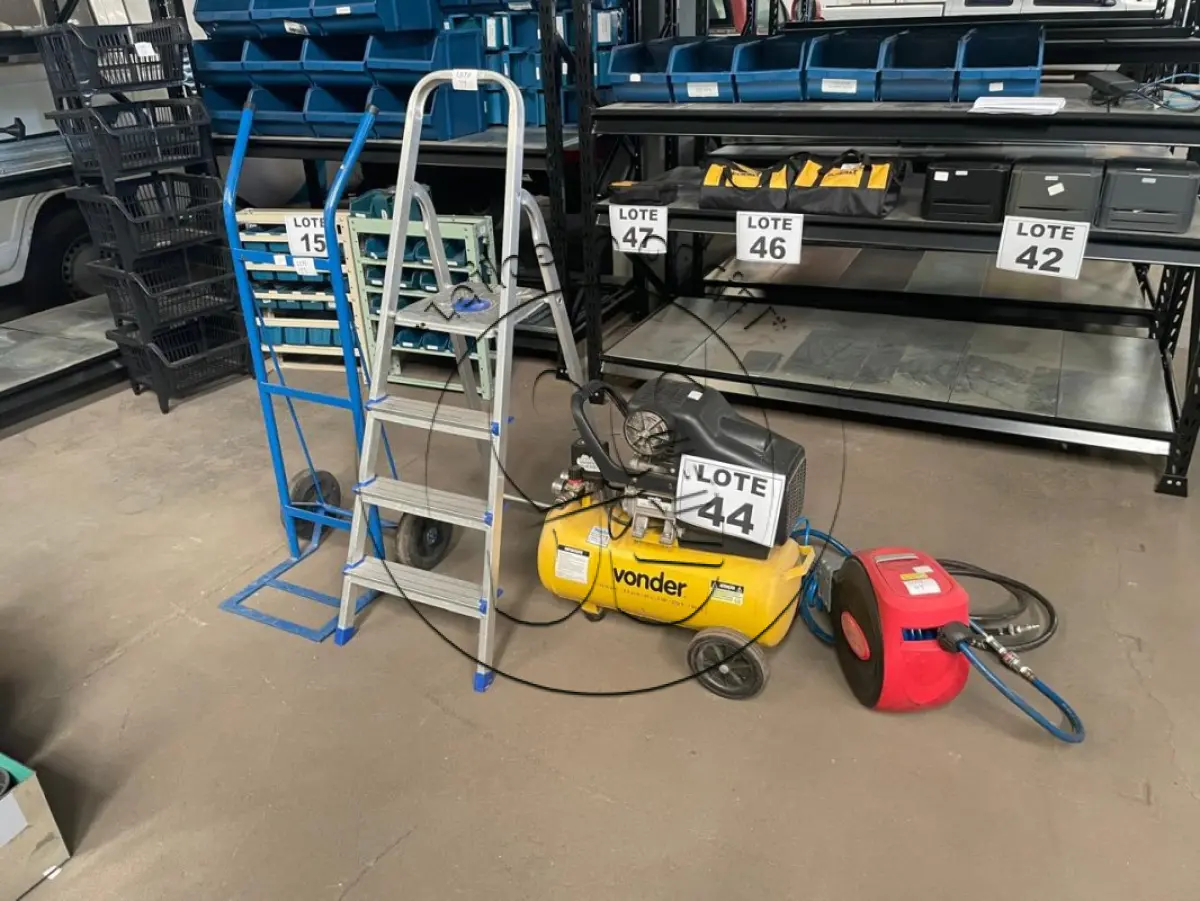 LOTE 044 - Compressor 30 litros Vonder e Carretel Retrátil Com Mangueira De Ar