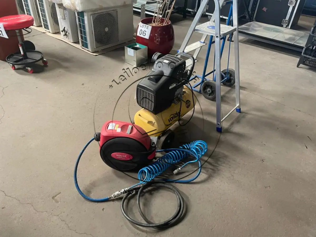 LOTE 044 - Compressor 30 litros Vonder e Carretel Retrátil Com Mangueira De Ar