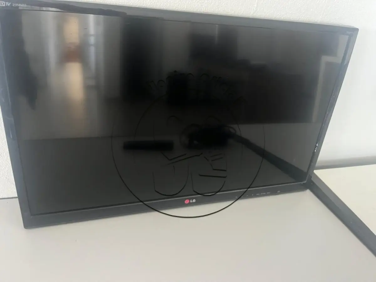LOTE 006 - Um aparelho de TV marca LG de 32 polegadas