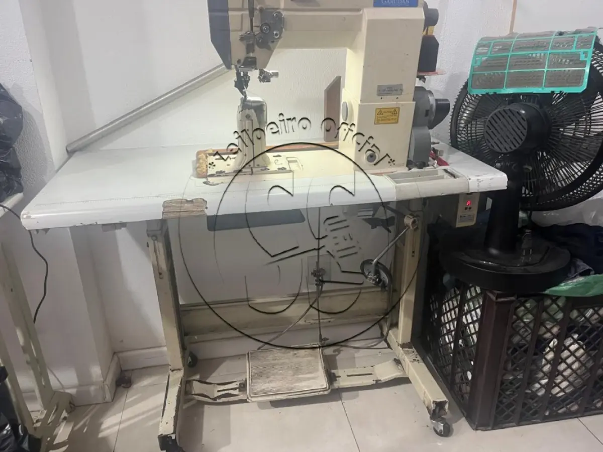 LOTE 007 - Uma máquina de costura industrial, marca Garudan, modelo GP 140-141