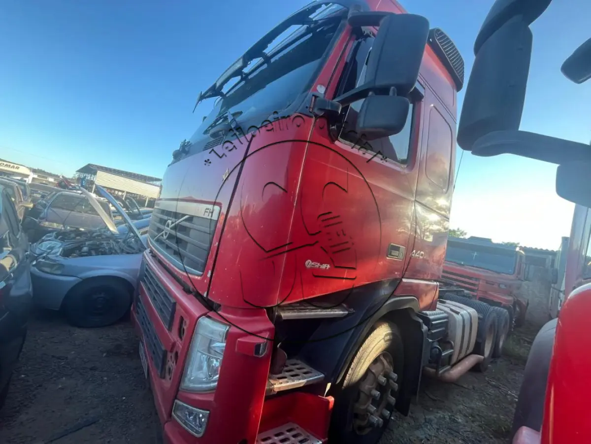 LOTE 030 - CAMINHÃO trator VOLVO/FH 440 6X4T, dois SEMIRREBOQUE SR/GUERRA AG GR