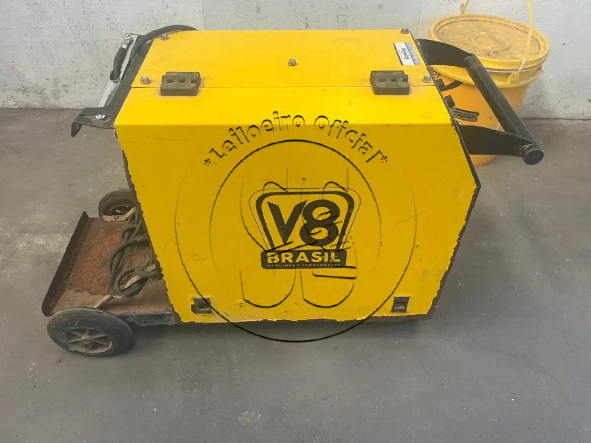 LOTE 004 - Um aparelho de solda MIG V8 250 ampéres