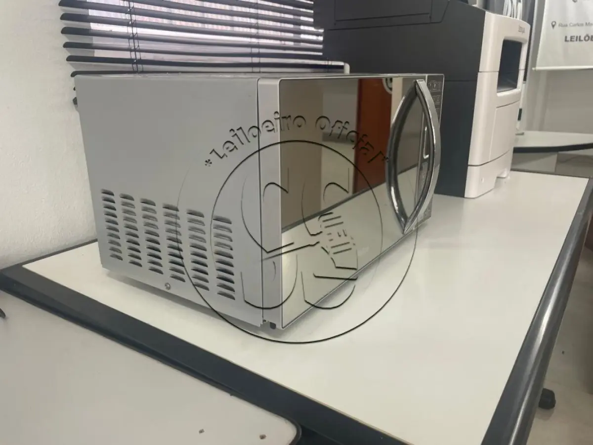 LOTE 005 - Um forno microondas marca Philco, modelo PNE25