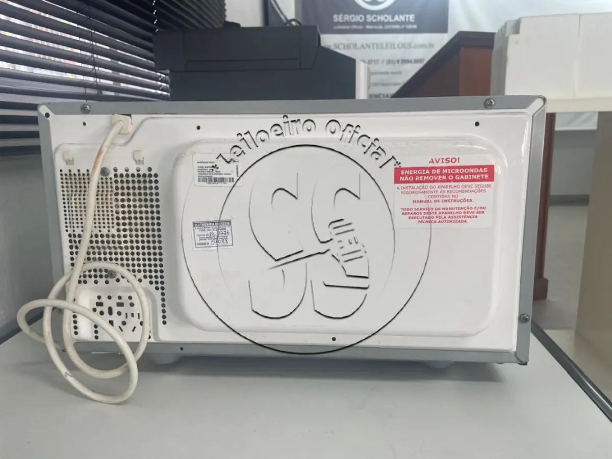 LOTE 005 - Um forno microondas marca Philco, modelo PNE25
