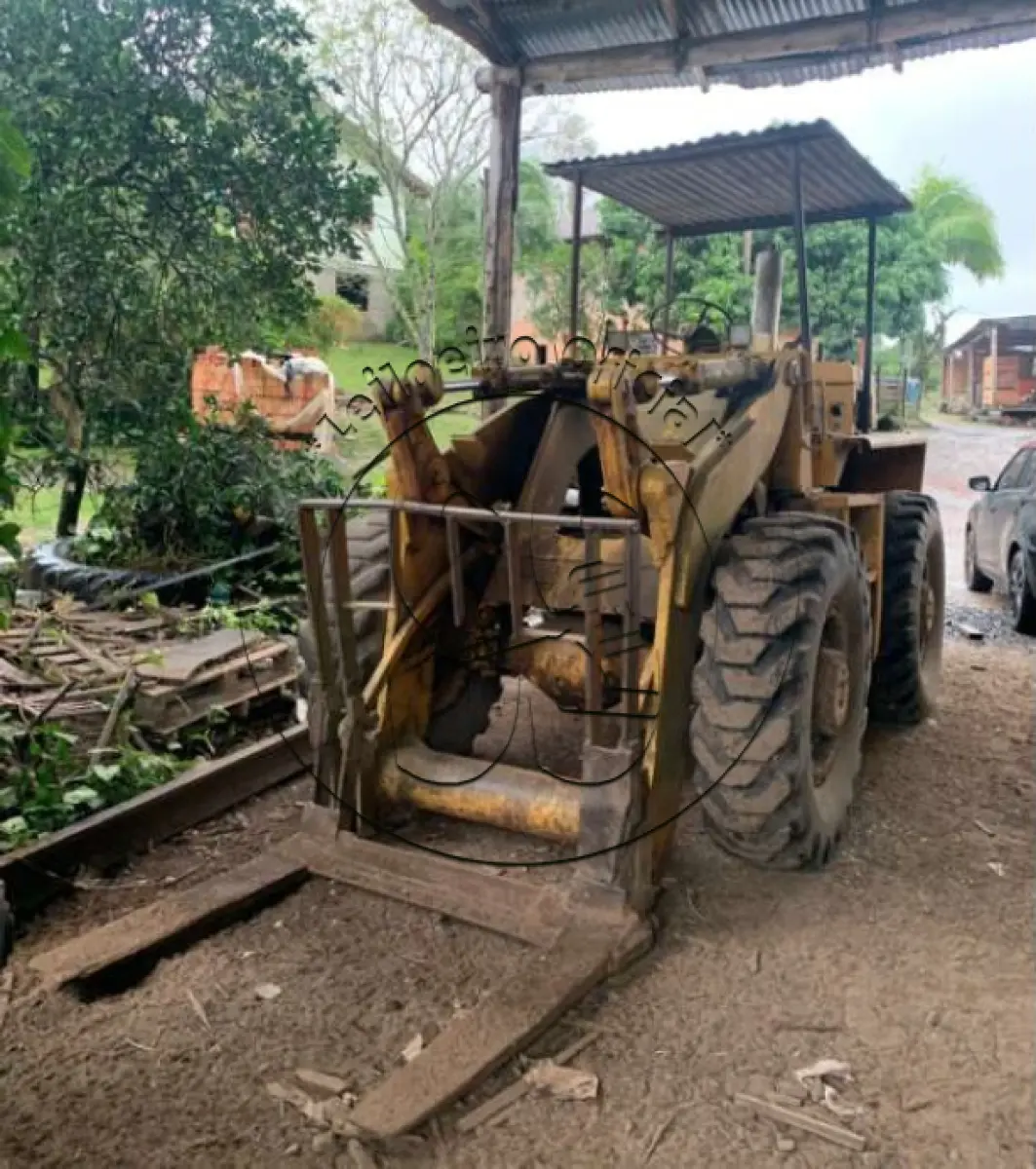 LOTE 001 - Uma pá carregadeira Marca Michigan.