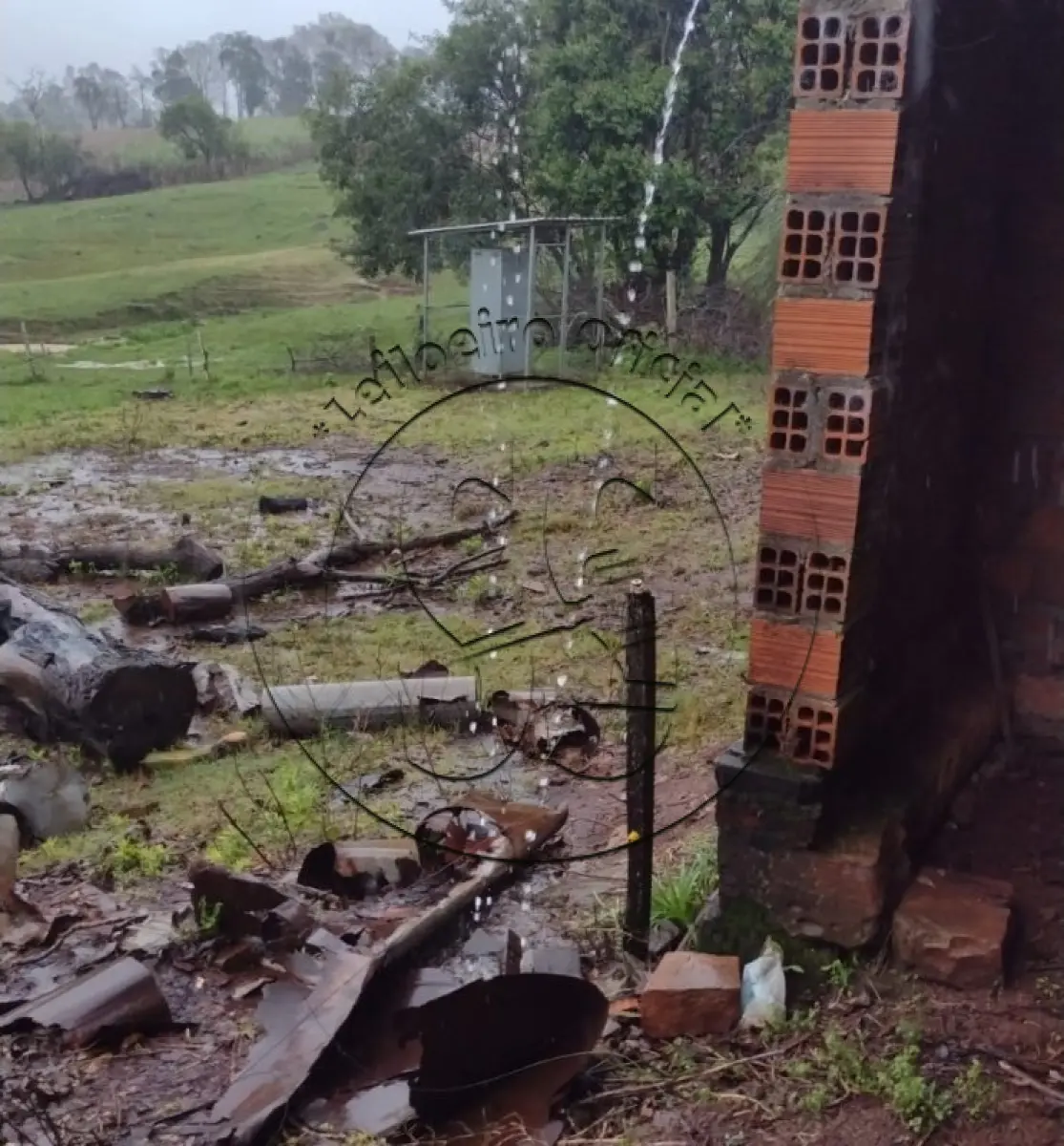 LOTE 002 - Um armário de aço galvanizado para armazenar agrotóxicos