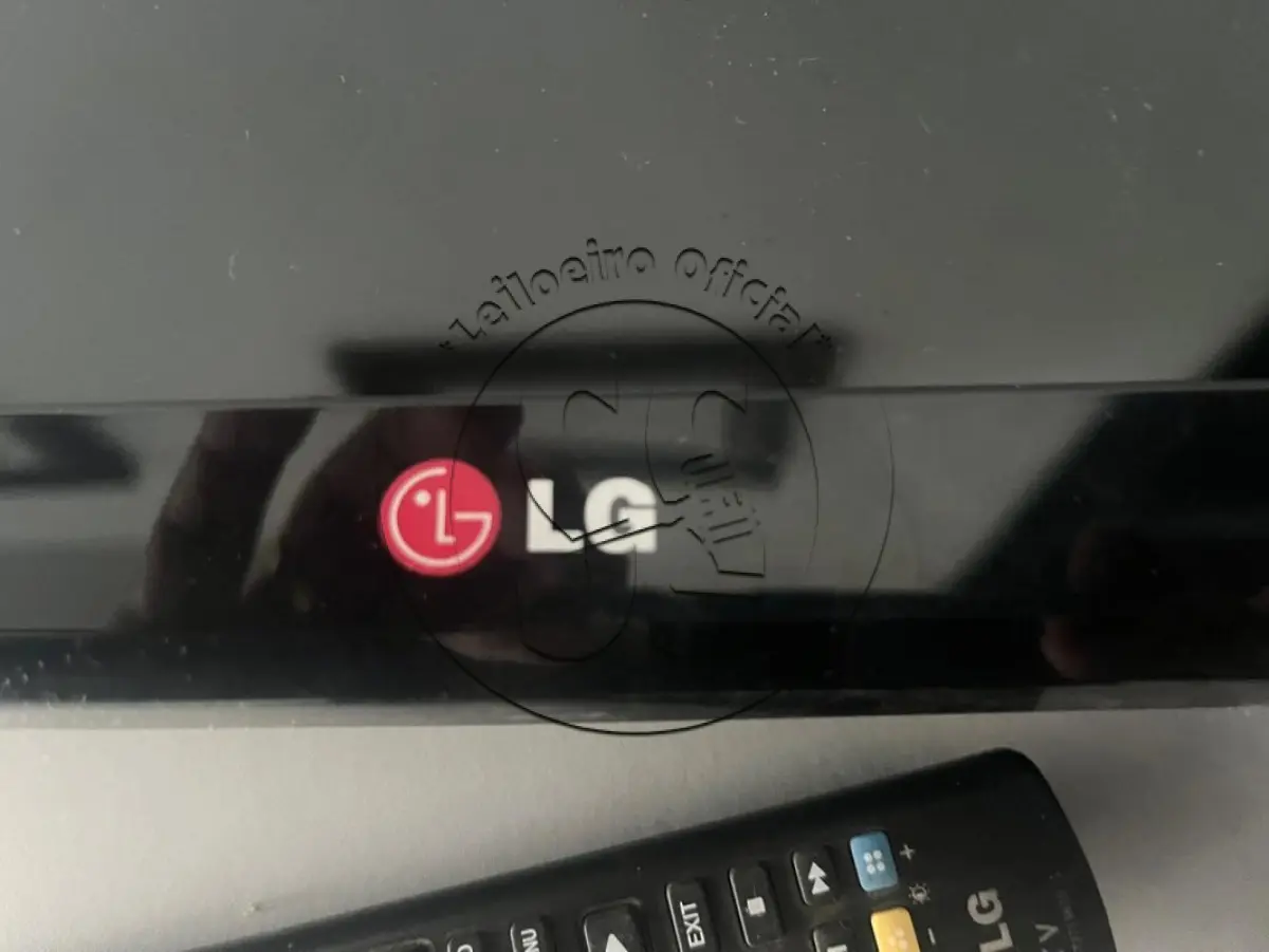 LOTE 006 - Um aparelho de TV marca LG de 32 polegadas