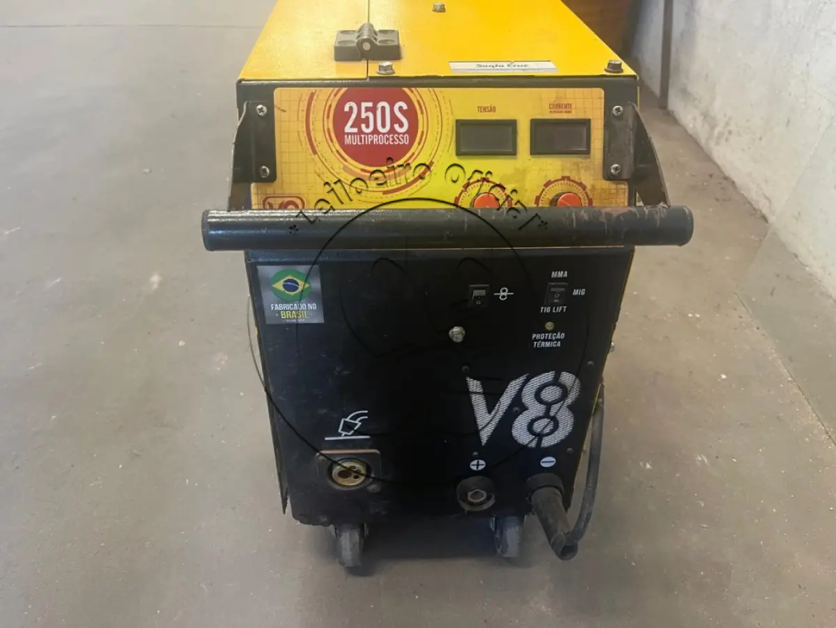 LOTE 004 - Um aparelho de solda MIG V8 250 ampéres