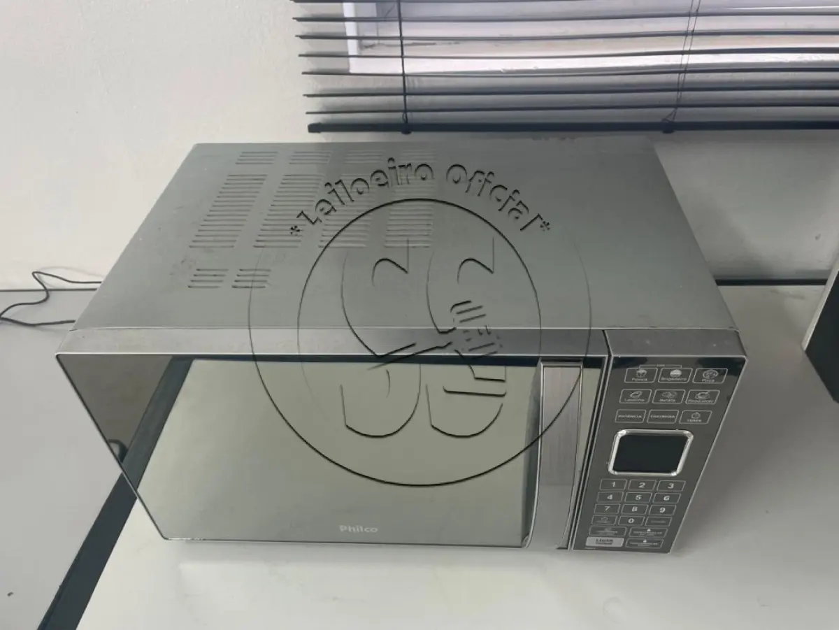 LOTE 005 - Um forno microondas marca Philco, modelo PNE25
