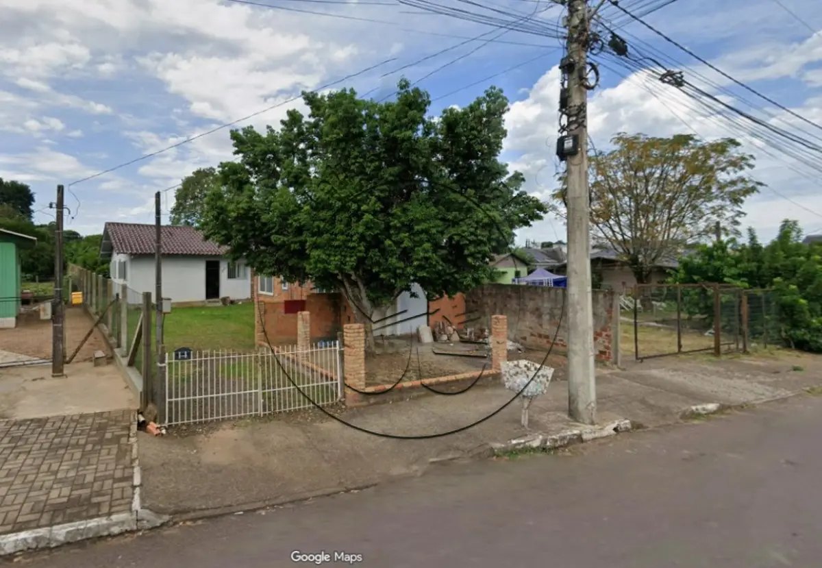 UM TERRENO COM 722,25M², O QUAL FORAM EDIFICADAS DUAS CASAS, DA RUA RUPERTI...