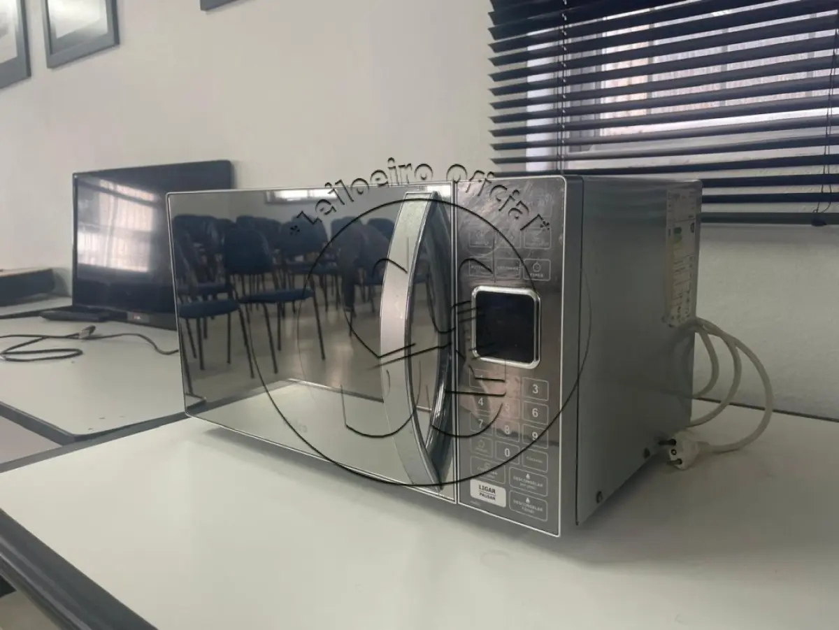 LOTE 005 - Um forno microondas marca Philco, modelo PNE25