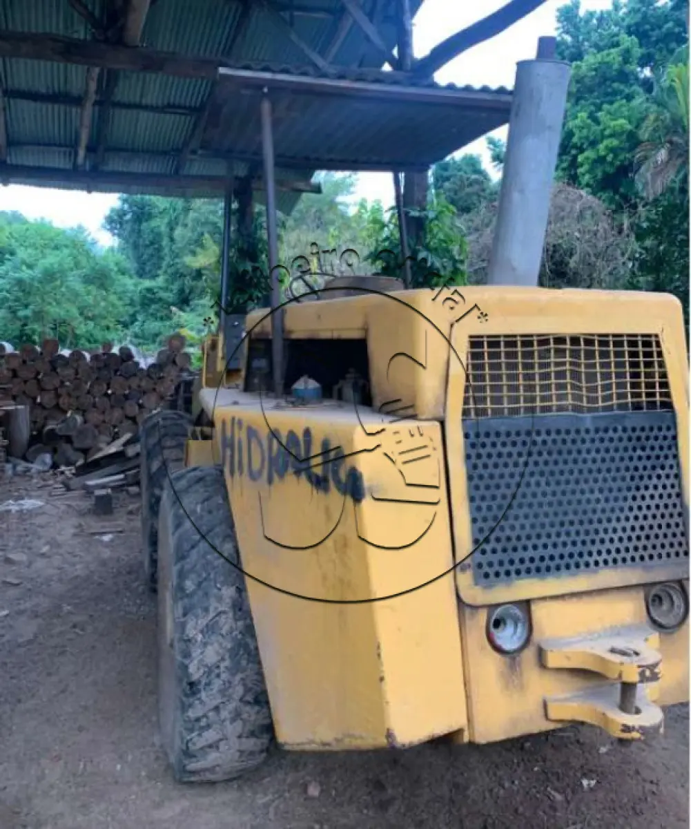 LOTE 001 - Uma pá carregadeira Marca Michigan.