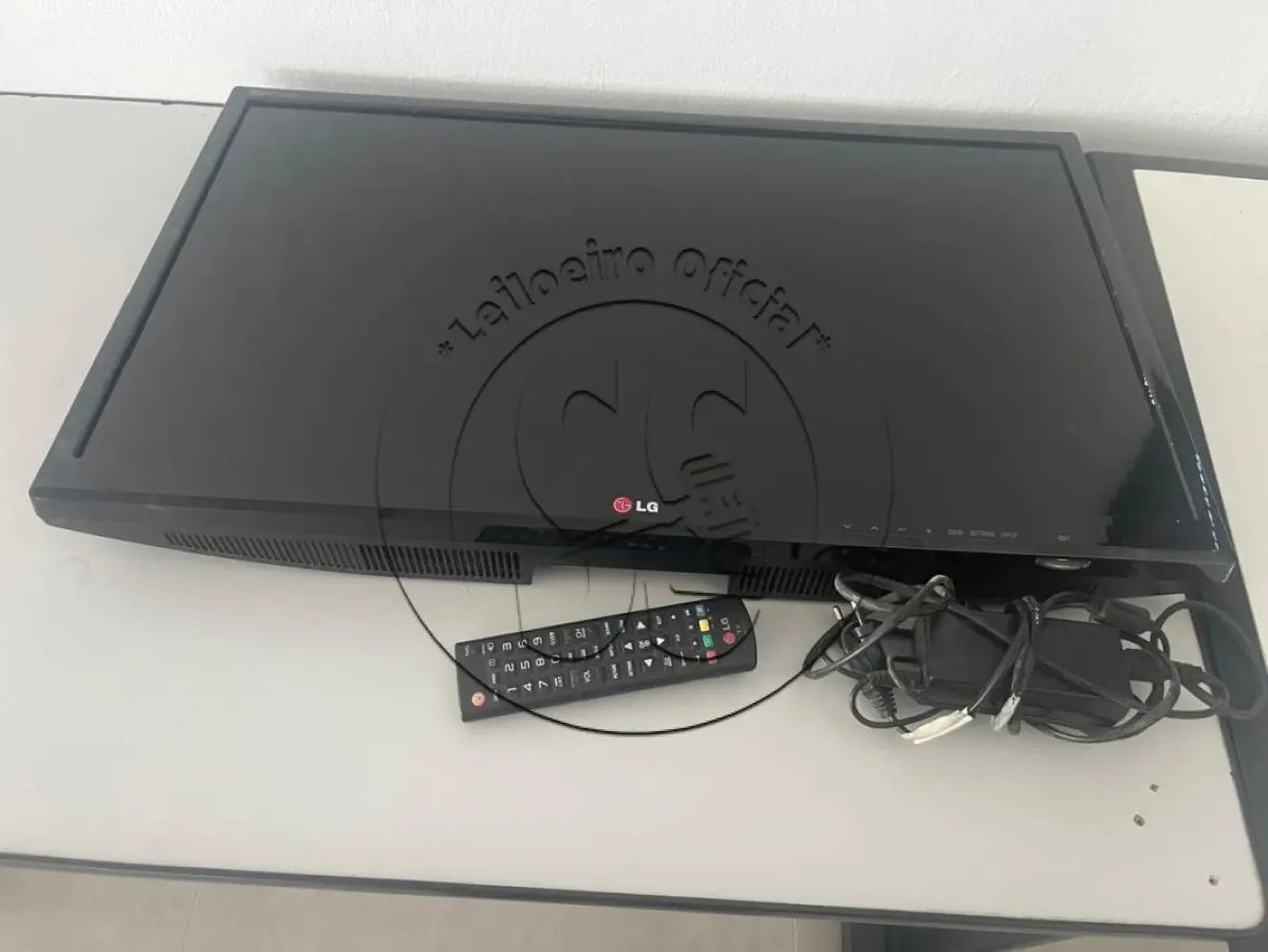 LOTE 006 - Um aparelho de TV marca LG de 32 polegadas