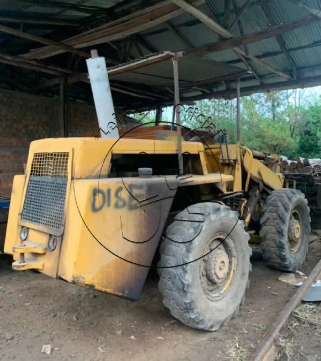 LOTE 001 - Uma pá carregadeira Marca Michigan.