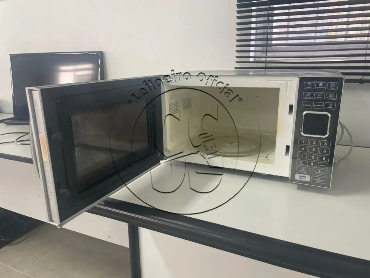 LOTE 005 - Um forno microondas marca Philco, modelo PNE25