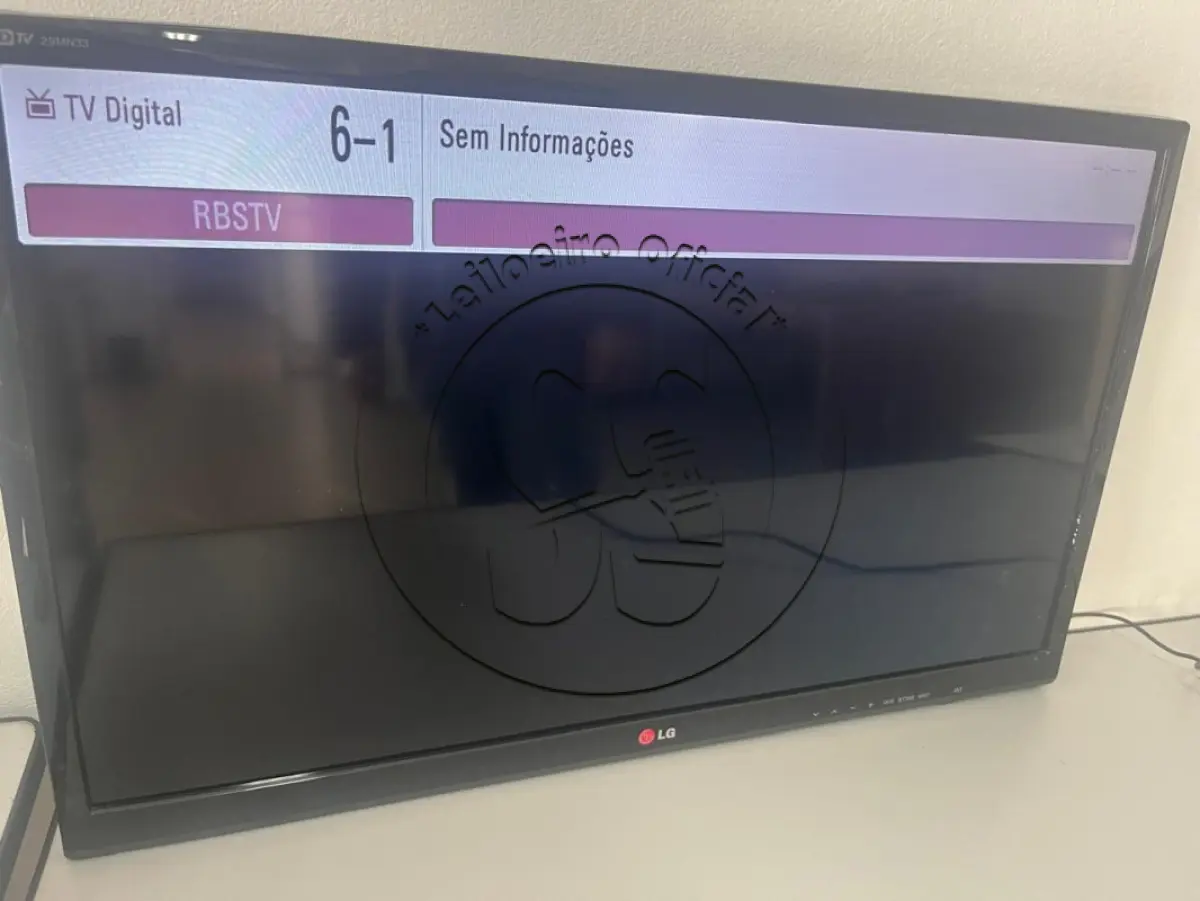 LOTE 006 - Um aparelho de TV marca LG de 32 polegadas