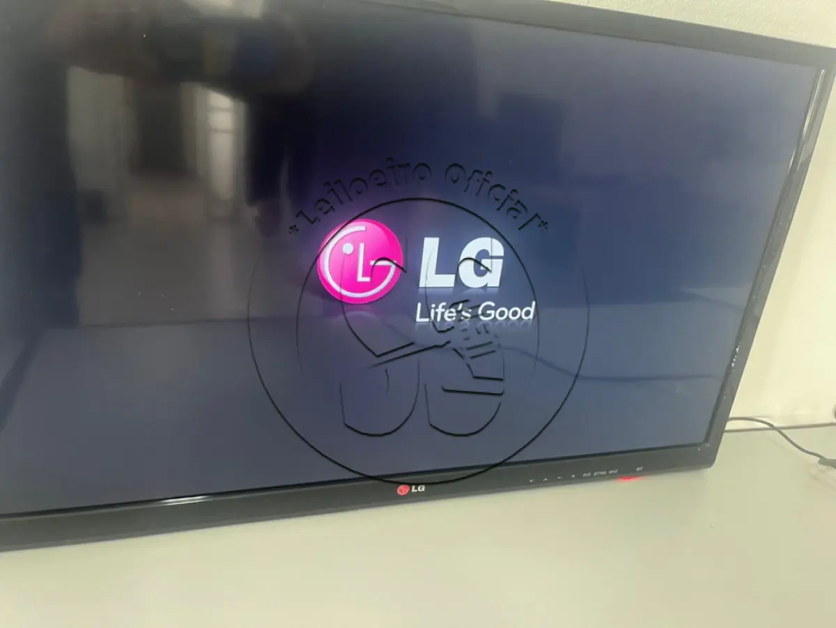 LOTE 006 - Um aparelho de TV marca LG de 32 polegadas