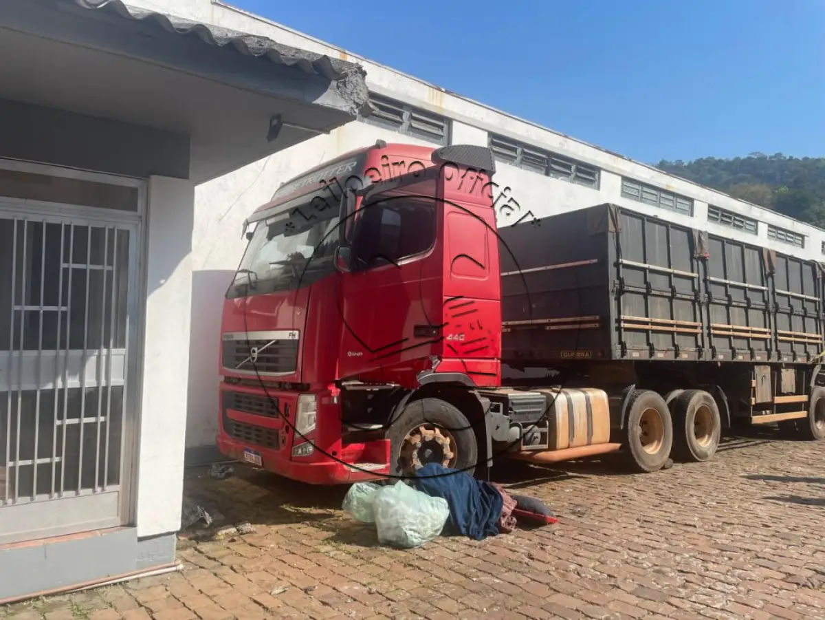 LOTE 030 - CAMINHÃO trator VOLVO/FH 440 6X4T, dois SEMIRREBOQUE SR/GUERRA AG GR