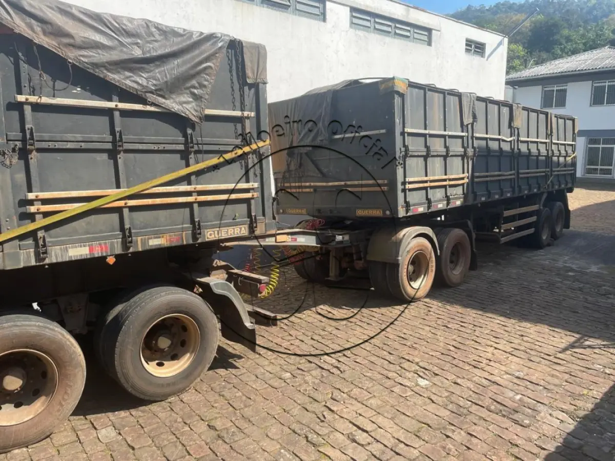 LOTE 030 - CAMINHÃO trator VOLVO/FH 440 6X4T, dois SEMIRREBOQUE SR/GUERRA AG GR