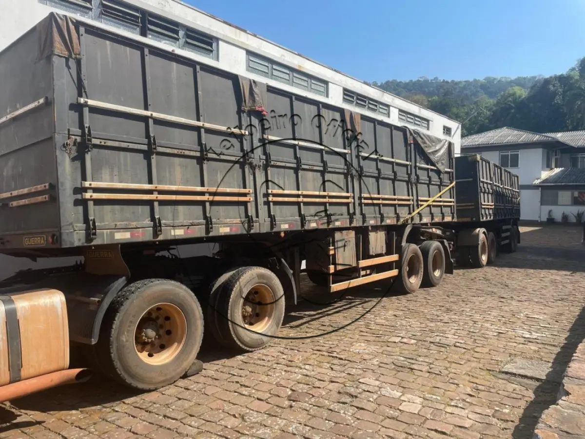 LOTE 030 - CAMINHÃO trator VOLVO/FH 440 6X4T, dois SEMIRREBOQUE SR/GUERRA AG GR