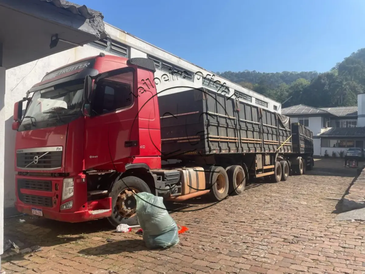 LOTE 030 - CAMINHÃO trator VOLVO/FH 440 6X4T, dois SEMIRREBOQUE SR/GUERRA AG GR