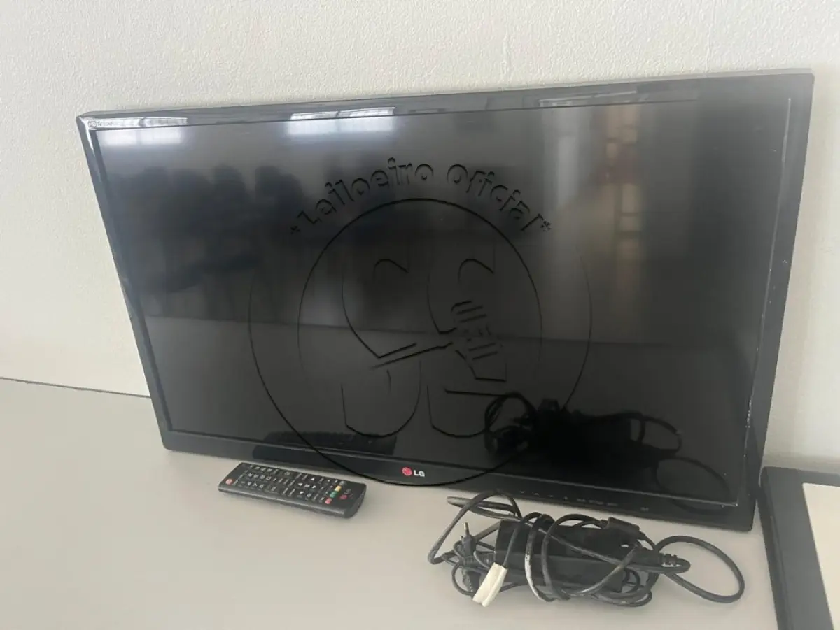 LOTE 006 - Um aparelho de TV marca LG de 32 polegadas