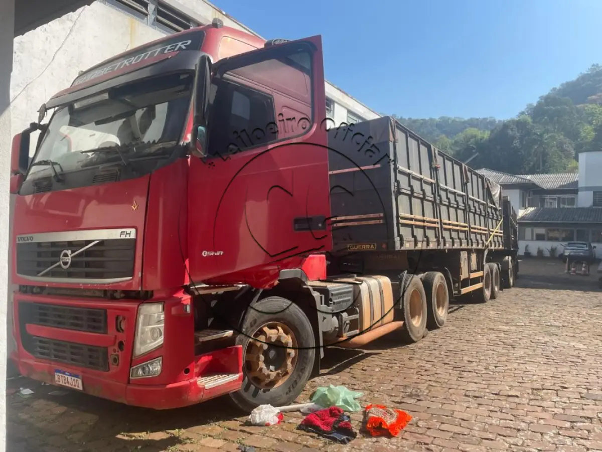 LOTE 030 - CAMINHÃO trator VOLVO/FH 440 6X4T, dois SEMIRREBOQUE SR/GUERRA AG GR