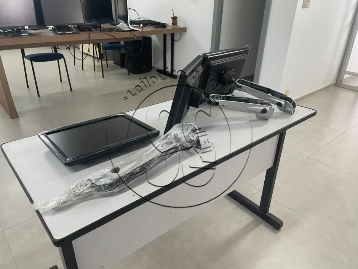 LOTE 035 - Três Monitores tela 15" com suporte