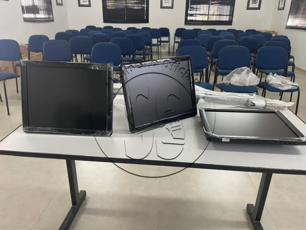 LOTE 035 - Três Monitores tela 15" com suporte
