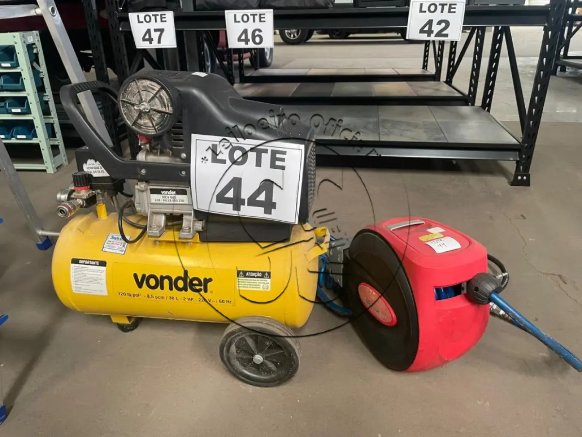 LOTE 044 - Compressor 30 litros Vonder e Carretel Retrátil Com Mangueira De Ar