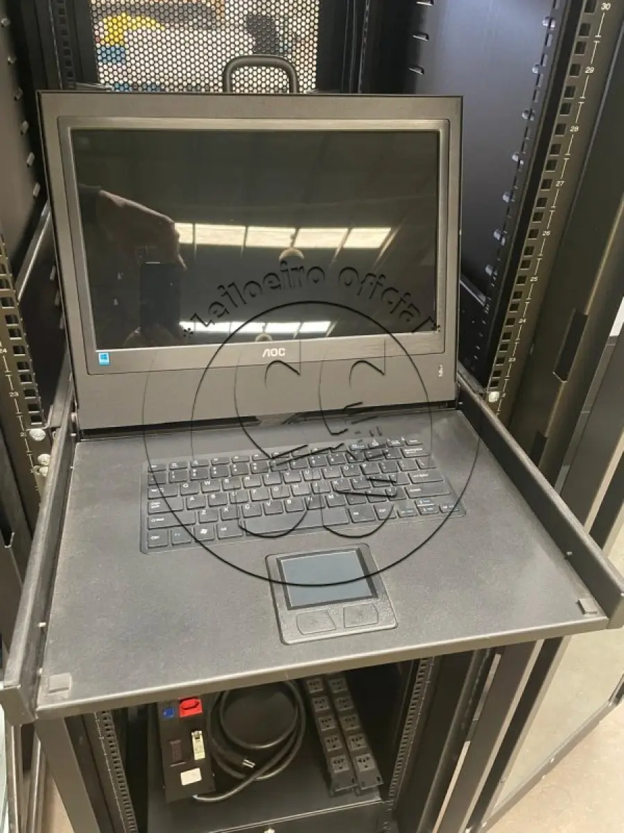 LOTE 038 - Rack para servidor - Grande e um Rack para servidor - Pequeno