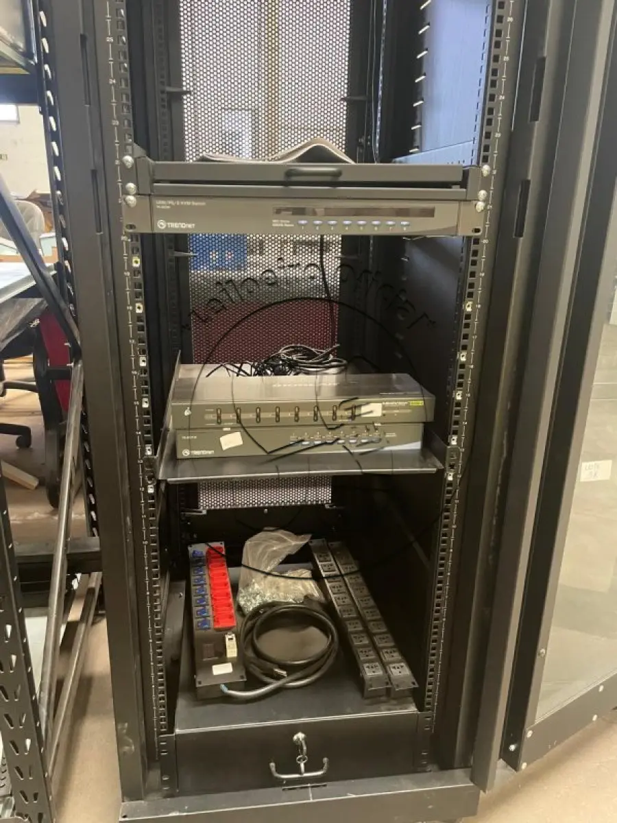 LOTE 038 - Rack para servidor - Grande e um Rack para servidor - Pequeno