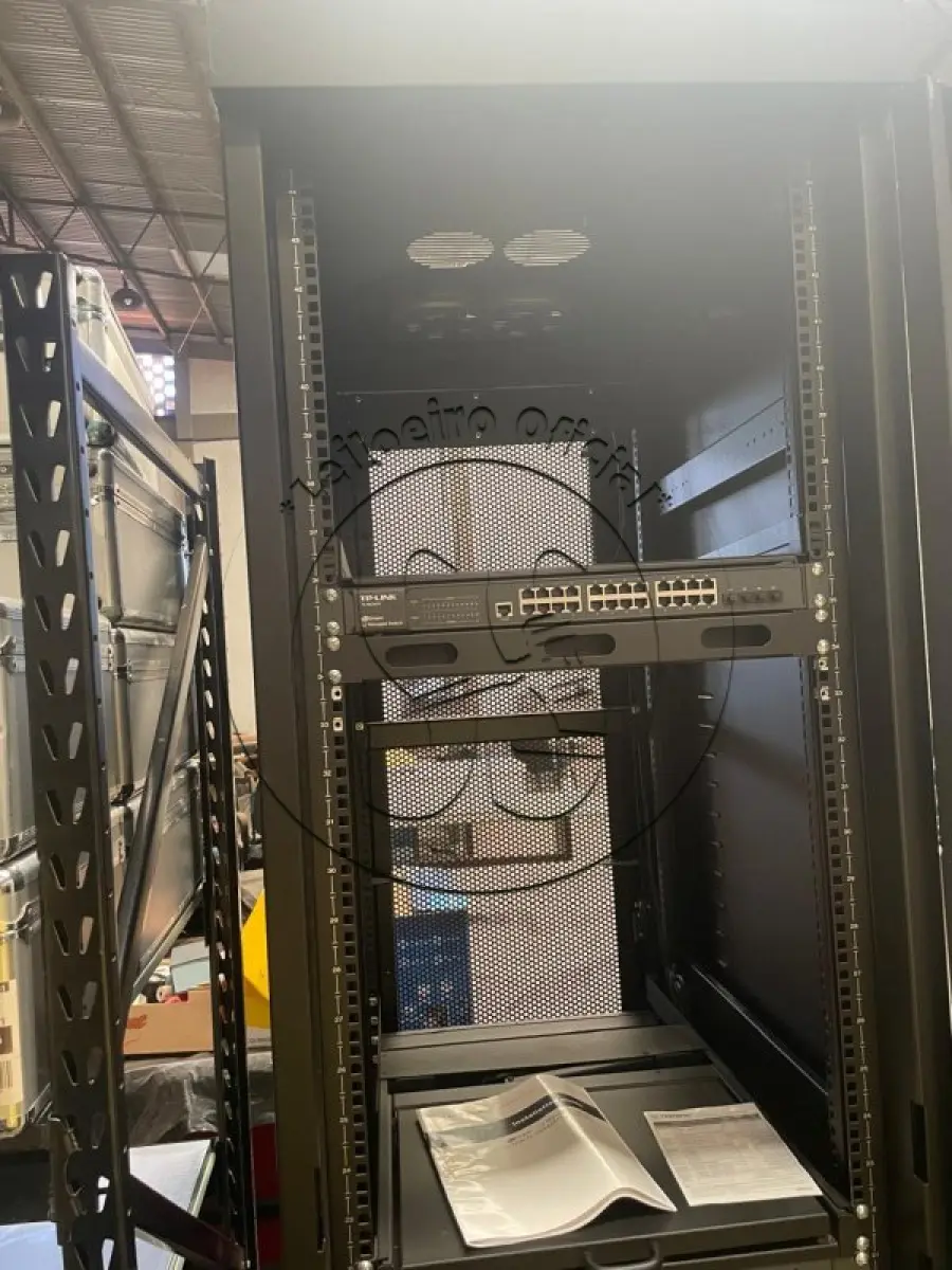 LOTE 038 - Rack para servidor - Grande e um Rack para servidor - Pequeno