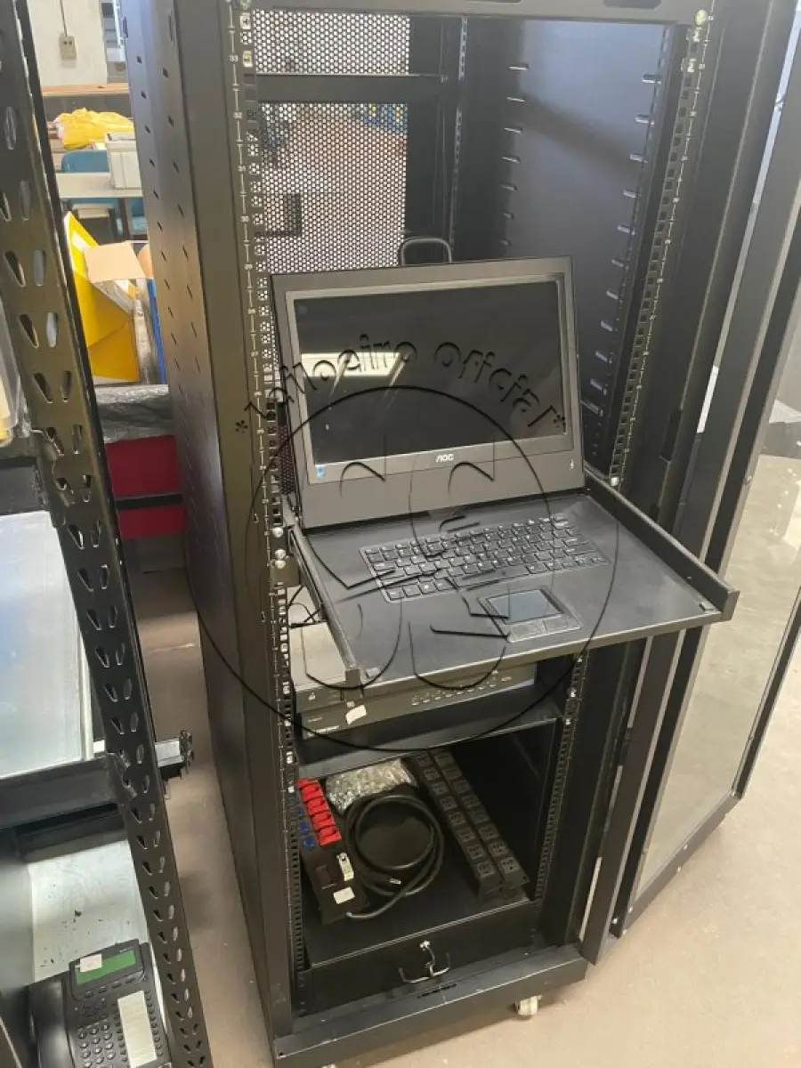 LOTE 038 - Rack para servidor - Grande e um Rack para servidor - Pequeno
