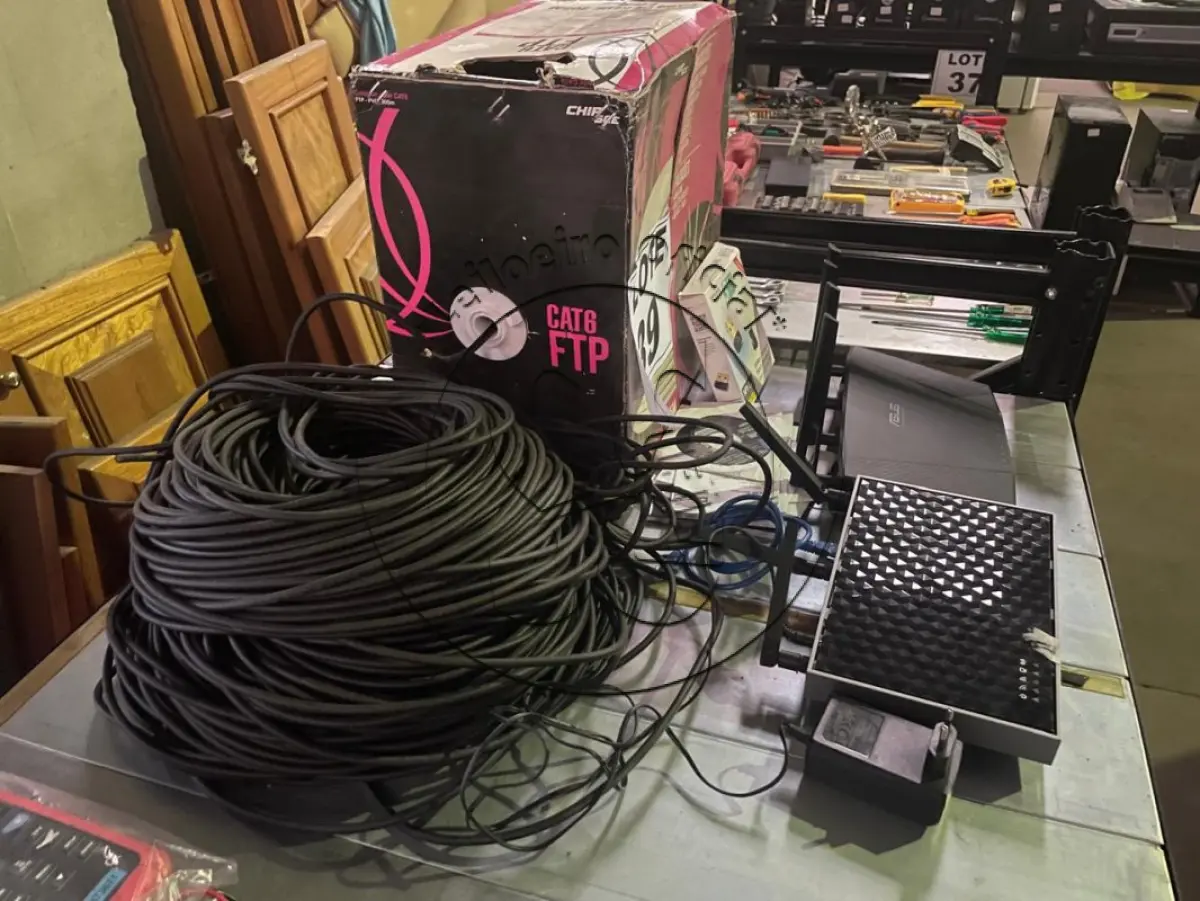 LOTE 039 - Roteador TP Link AC 1900; Roteador Wireless Asus; Cabo de rede
