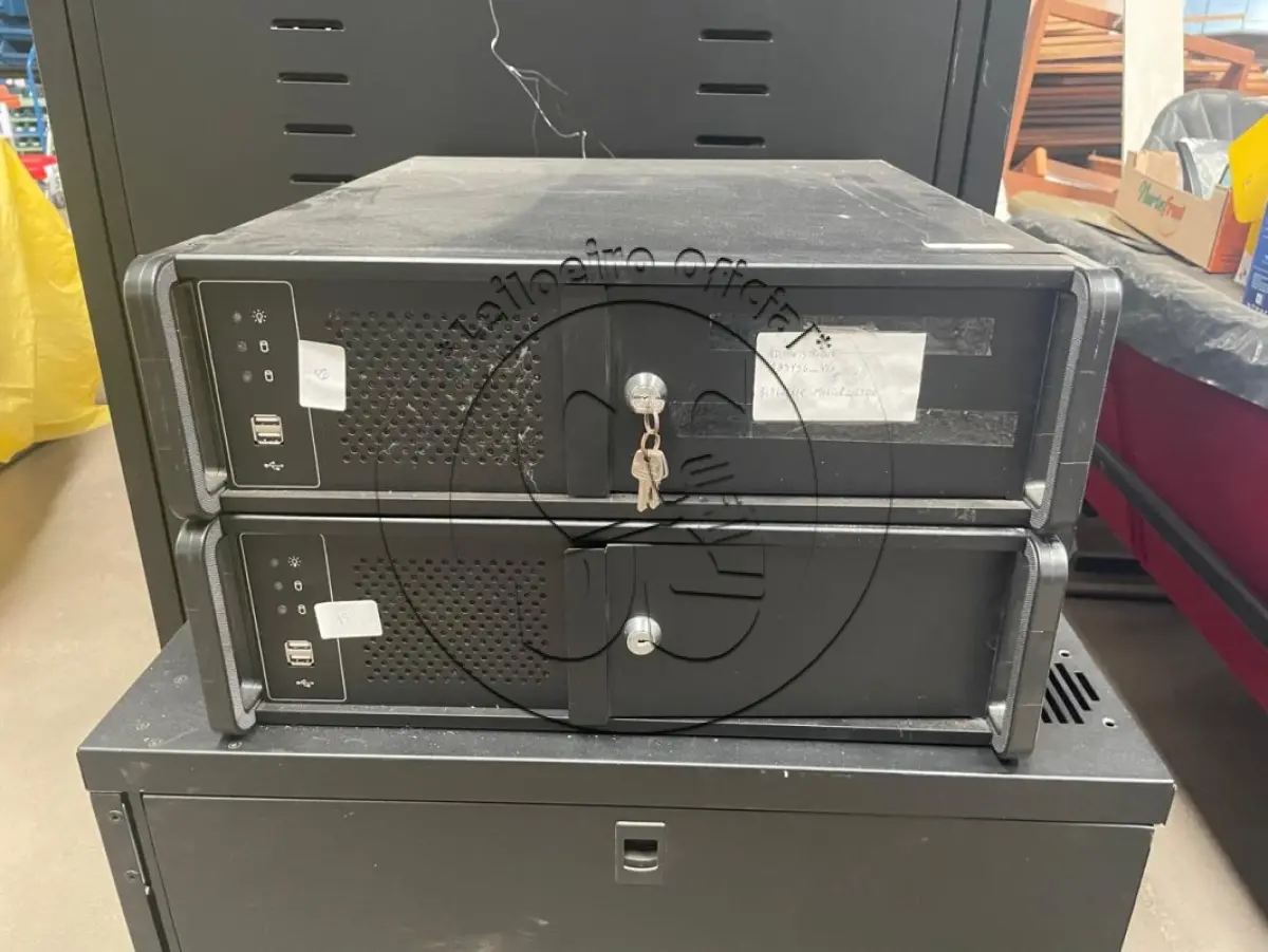 LOTE 038 - Rack para servidor - Grande e um Rack para servidor - Pequeno