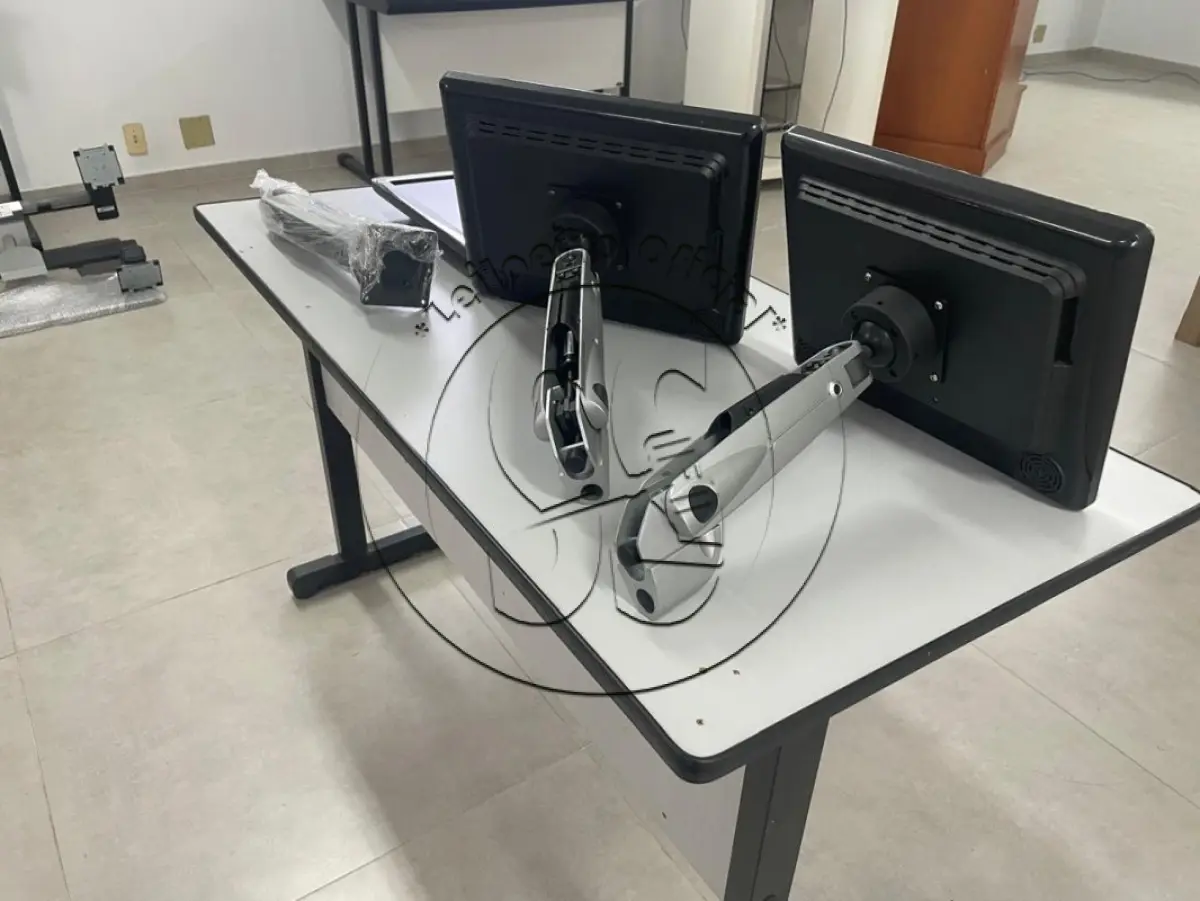 LOTE 035 - Três Monitores tela 15" com suporte