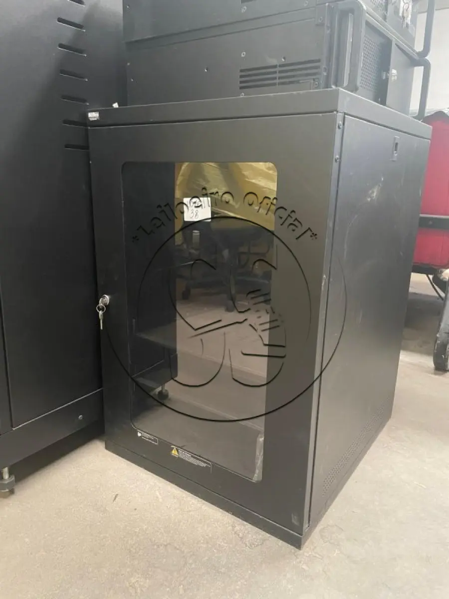 LOTE 038 - Rack para servidor - Grande e um Rack para servidor - Pequeno
