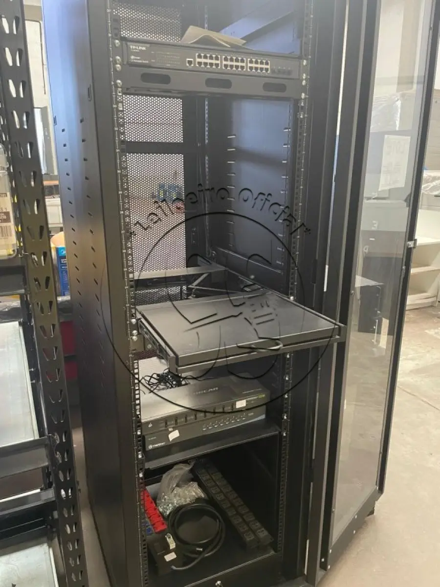 LOTE 038 - Rack para servidor - Grande e um Rack para servidor - Pequeno