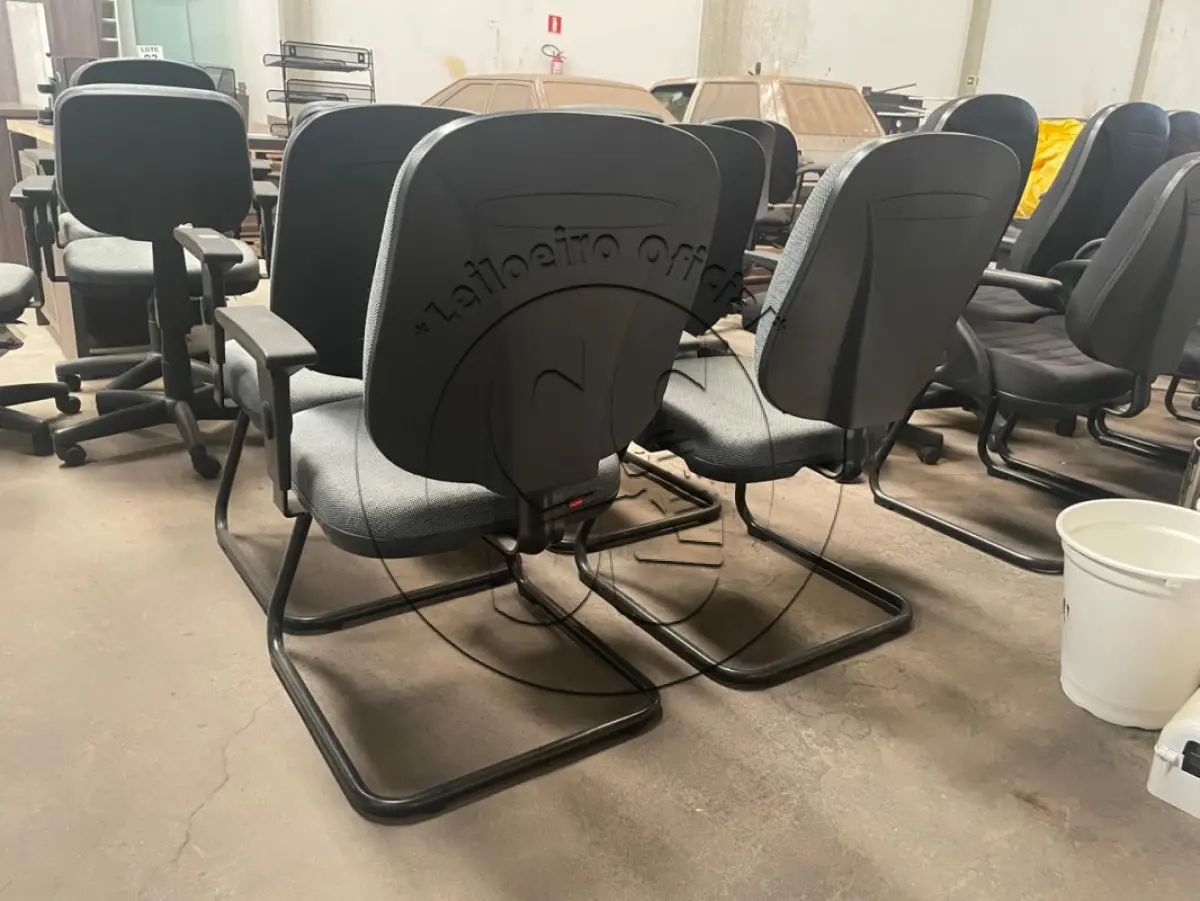 LOTE 055 - Quatro cadeiras de escritório fixa