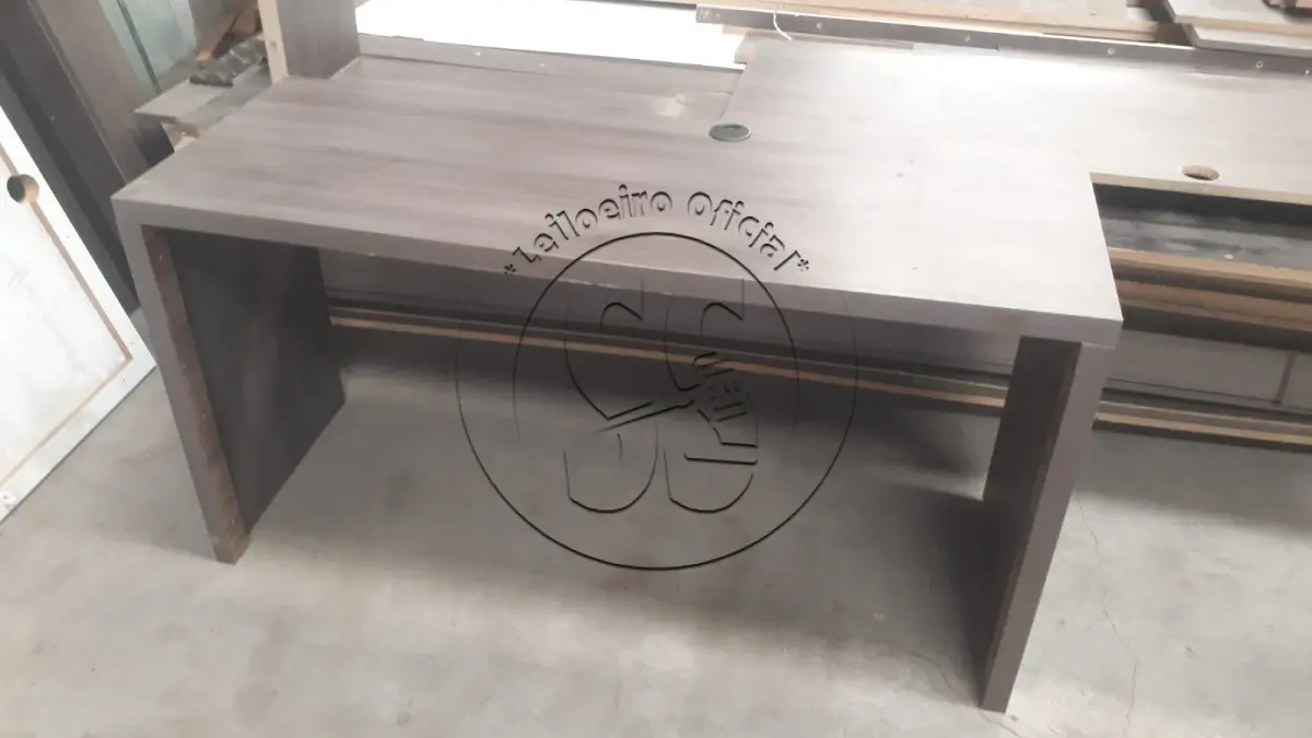 LOTE 060 - Mesa dois lados , Mesa MDF em L, Gaveteiro